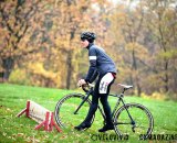 Powers shows proper barrier technique at the Harbin Park Cyclocross Clinic © VeloVivid Powers shows proper barrier technique at the Harbin Park Cyclocross Clinic © VeloVivid