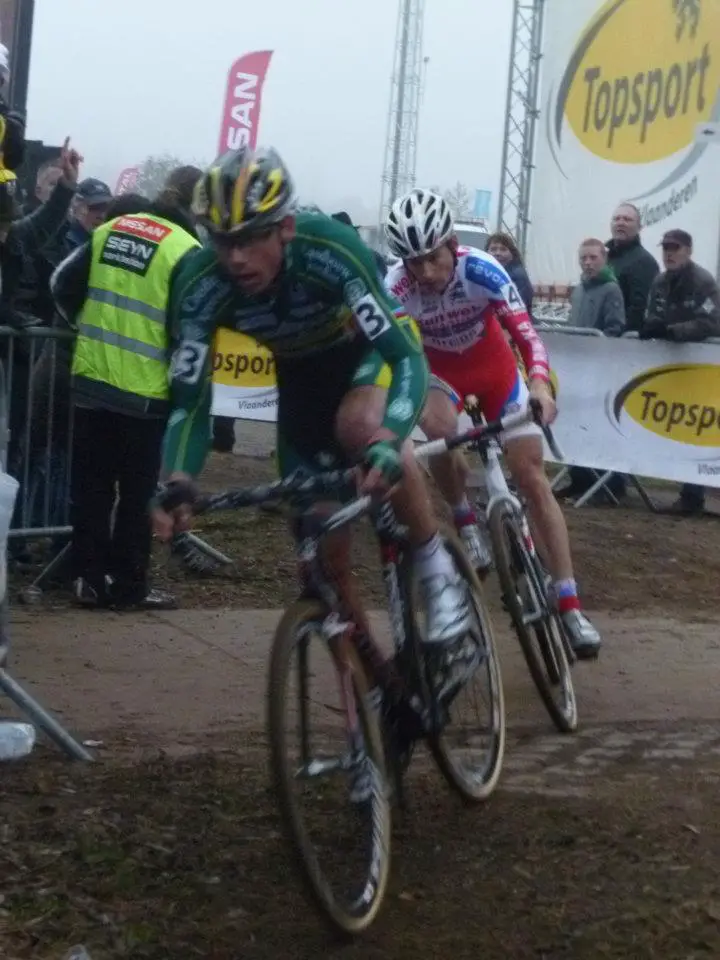 Pauwels finally making contact with Nys. Lydia van de Meerssche