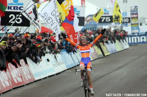 Marianne Vos wins again at the 2012 World Championships. Bart Hazen