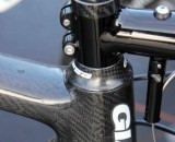 A prototype cable hanger bolted through the stem drops the cable lower, and the pivot helps control brake shuddering ©Thomas van Bracht A prototype cable hanger bolted through the stem drops the cable lower, and the pivot helps control brake shuddering ©Thomas van Bracht