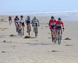 It was a long, hard slog up the beach into the wind. Here, Ritte CX teammates Gareth Feldstein and Alan Zinniker create a gap in the Single Speed A group that would never be closed. © Phil Beckman/PB Creative