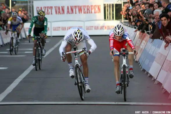 Photo: Kevin Pauwels has had two consecutive victories at GVA Hasselts  Bart Hazen.