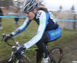 Wendy Williams glued to Hall's wheel. © Cyclocross Magazine