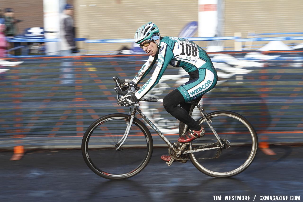 Linda Elgart with a gap as she prepares to turn onto the dirt ©Tim Westmore