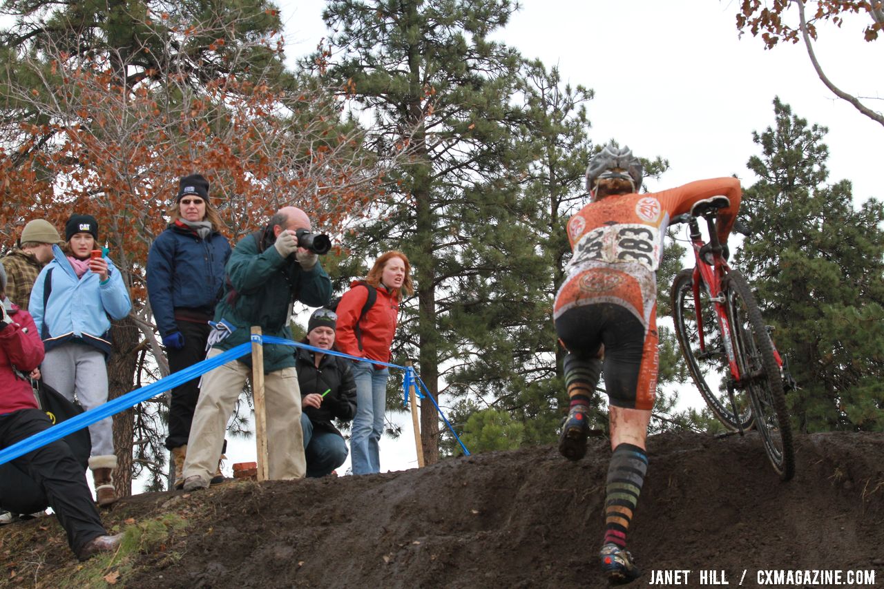 Lisa Curry attacks the run-up. © Janet Hill