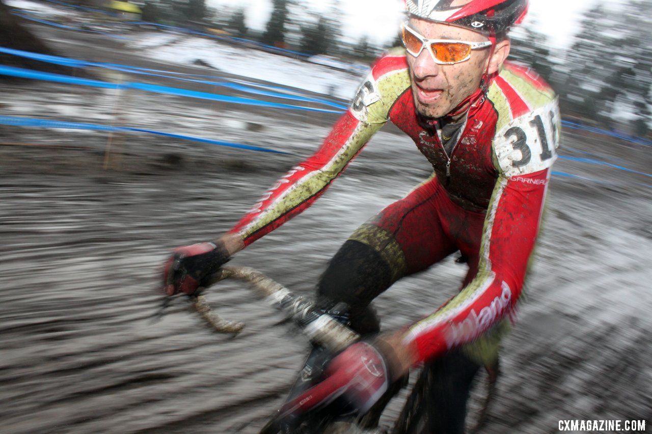 Scott Frederick tries to make the top 10. © Cyclocross Magazine