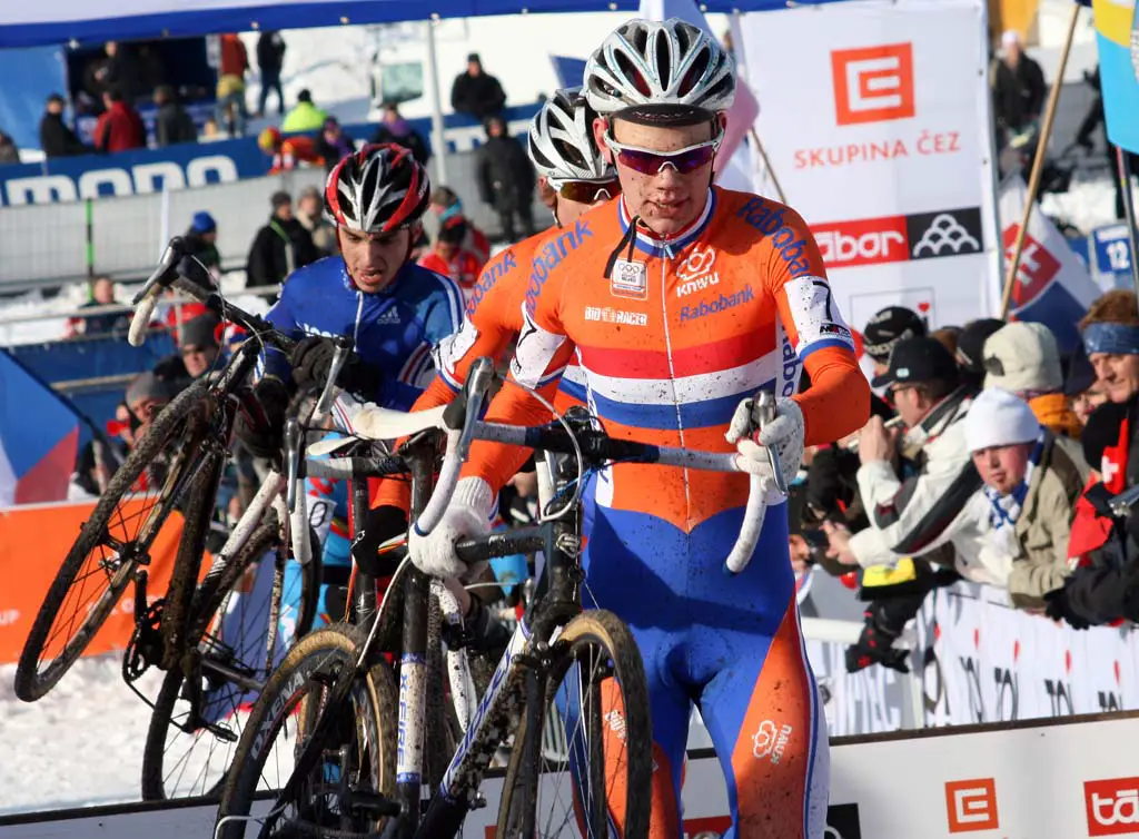 Emiel Dolfsma leads a group through the barriers. ? Bart Hazen