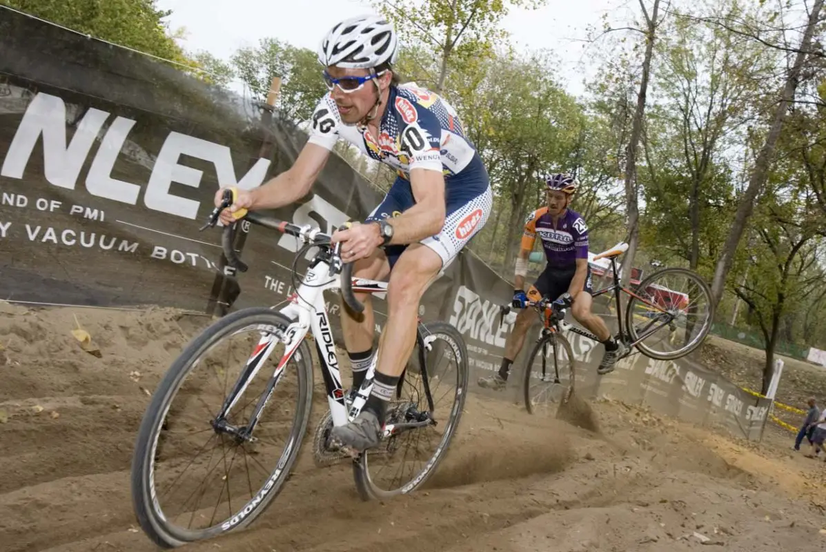 Jesse Anthony powers through the sand as Sean Babcock finds the going a little more difficult © Greg Sailor – VeloArts