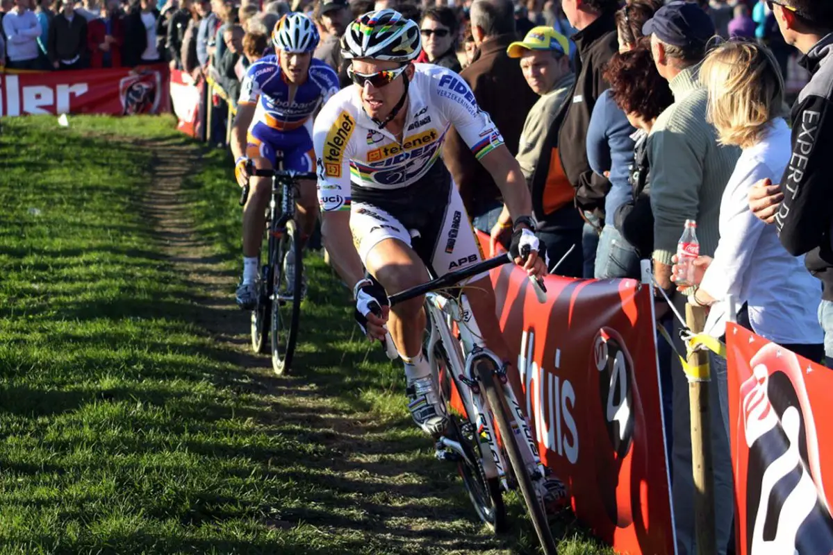 Stybar holds a gap over Aernouts © Bart Hazen