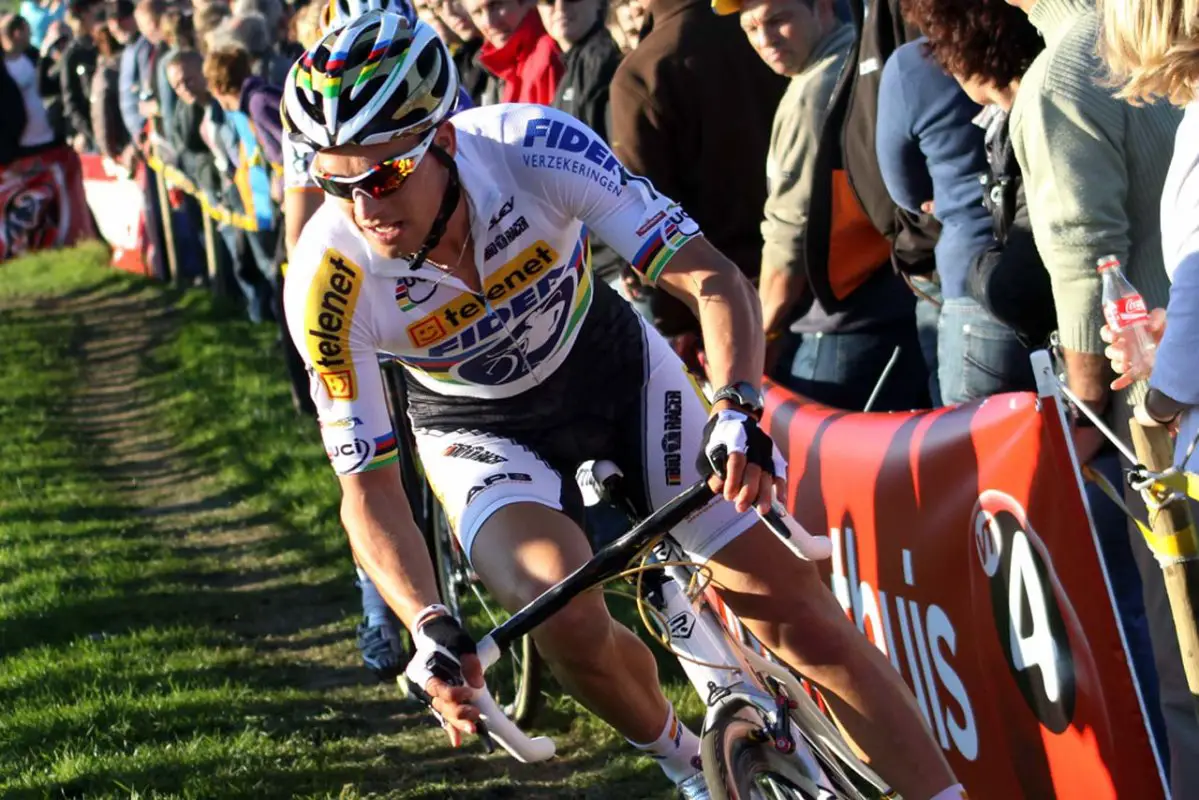 Stybar angles through the turn © Bart Hazen