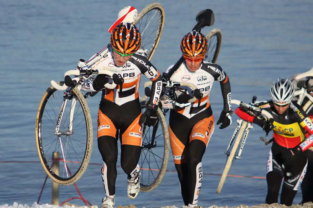 Pavla Havlikova leads the chasing group on Kupfernagel. Nikki Harris and Sanne Cant are following.