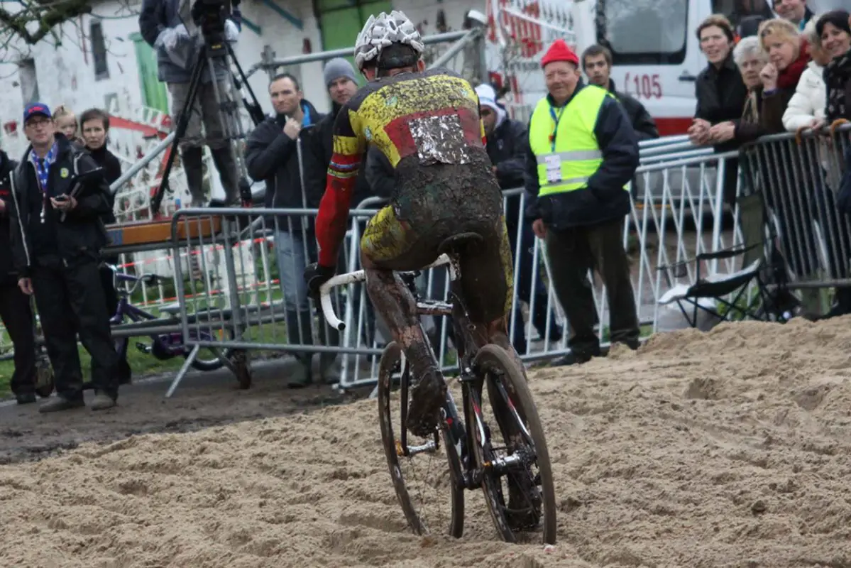 Sven Nys finesses through the sand © Bart Hazen