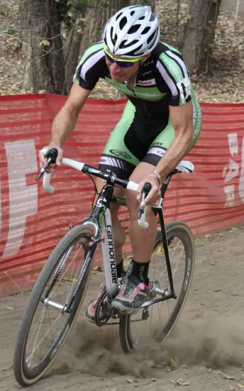 Jeremy Powers battles the loose and dusty conditions © Amy Dykema