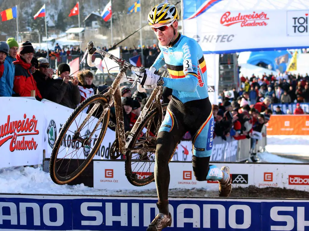 Klaas Vantornout uses his long legs to glide across the barriers ? Bart Hazen