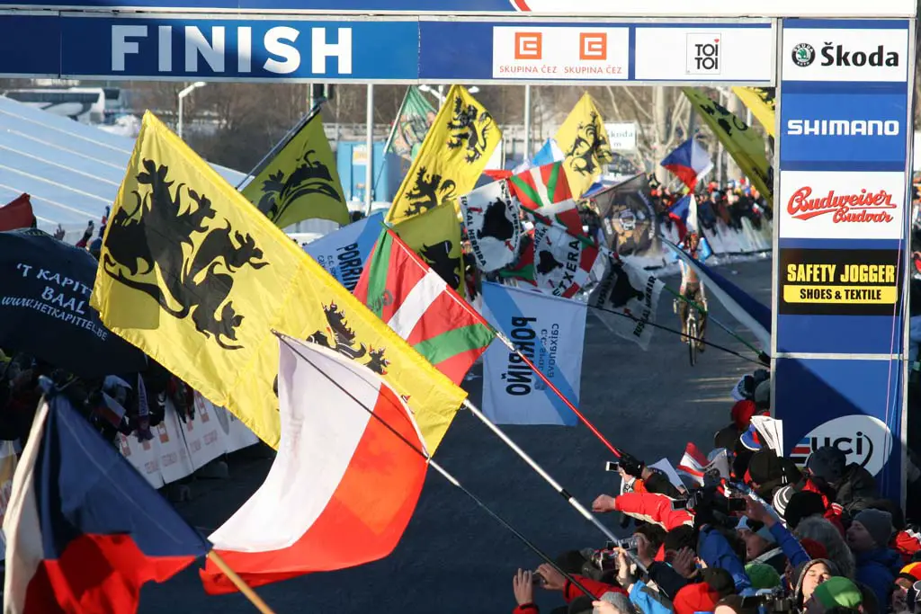 A sea of flags await the new champ ? Bart Hazen