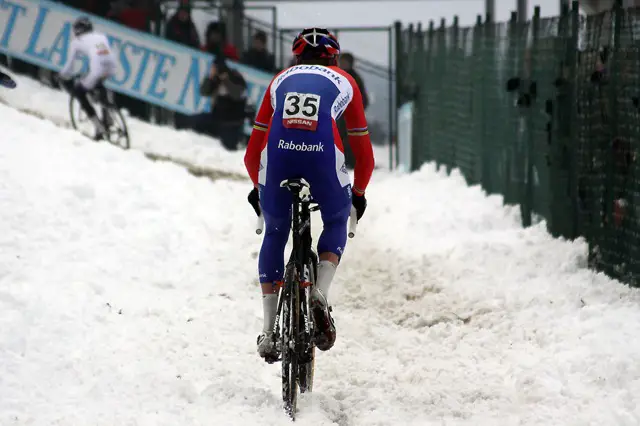 Lars Boom is chasing Niels Albert © Bart Hazen