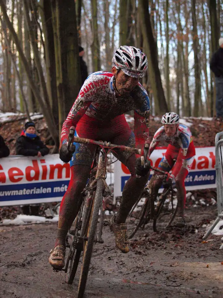 Sven Vanthourenhout followed by teammate Klaas in Tervuren ©Jonas Bruffaerts