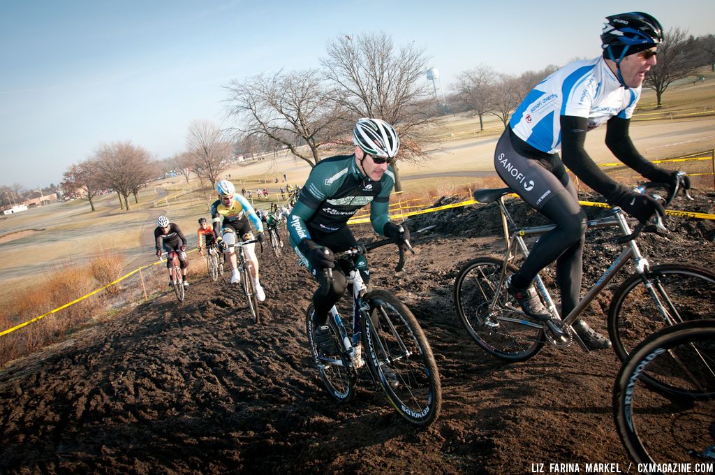  A pack of 30-plus riders tackles the hill, including Chris Lombardo (Verdigris-Village CX). ©Liz Farina Markel
