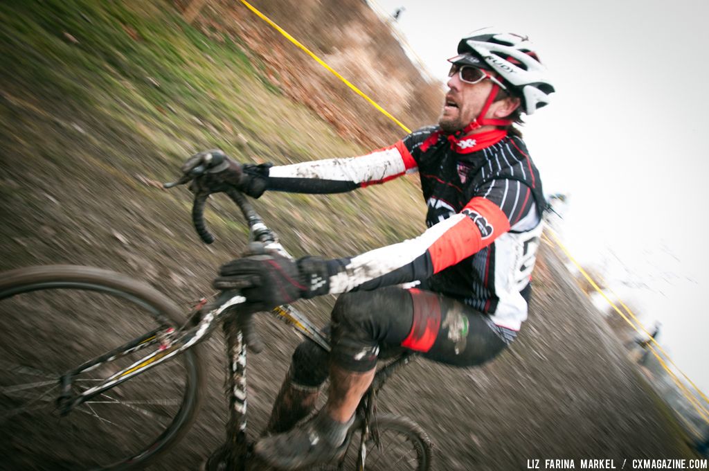  Luke Seemann (xXx Racing) descends the backside of the hill in the 30-plus. ©Liz Farina Markel
