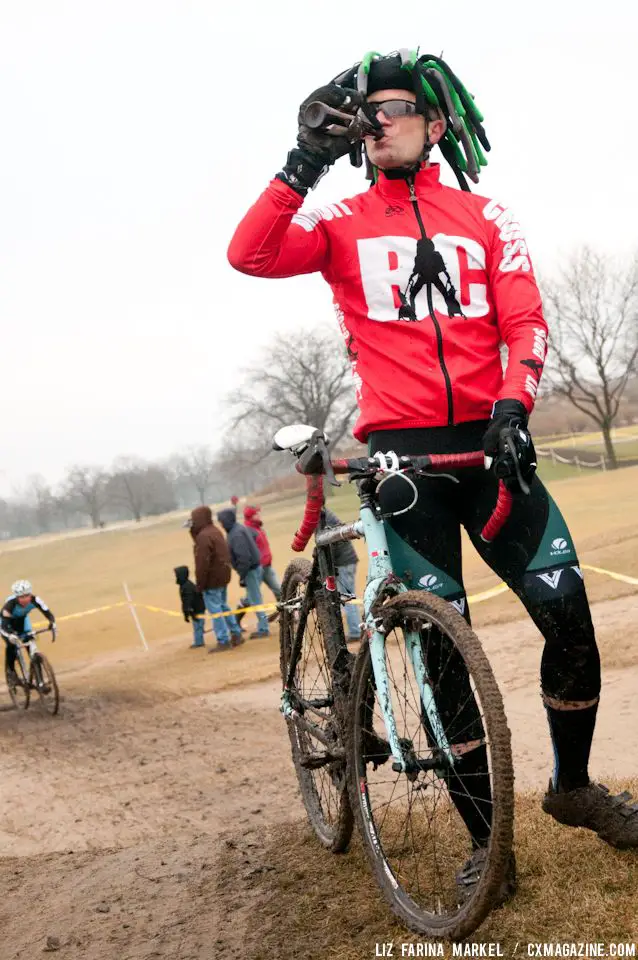 Duane Higgs (Verdigris-Village CX) takes a beer break during the singlespeed race, and shows everyone how Chicago does CX. ©Liz Farina Markel