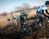  A pack of 30-plus riders tackles the hill, including Chris Lombardo (Verdigris-Village CX). ©Liz Farina Markel