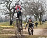 Christopher Jones (Rapha-FOCUS) leads Brian Matter (Gear Grinder) through the sandpits. ©Liz Farina Markel