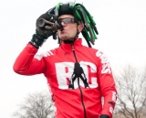 Duane Higgs (Verdigris-Village CX) takes a beer break during the singlespeed race, and shows everyone how Chicago does CX. ©Liz Farina Markel