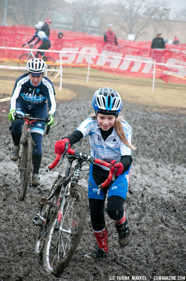 Tess Anderson (Spin Doctor Cyclewerks) charges through the mud. ©Liz Farina Markel