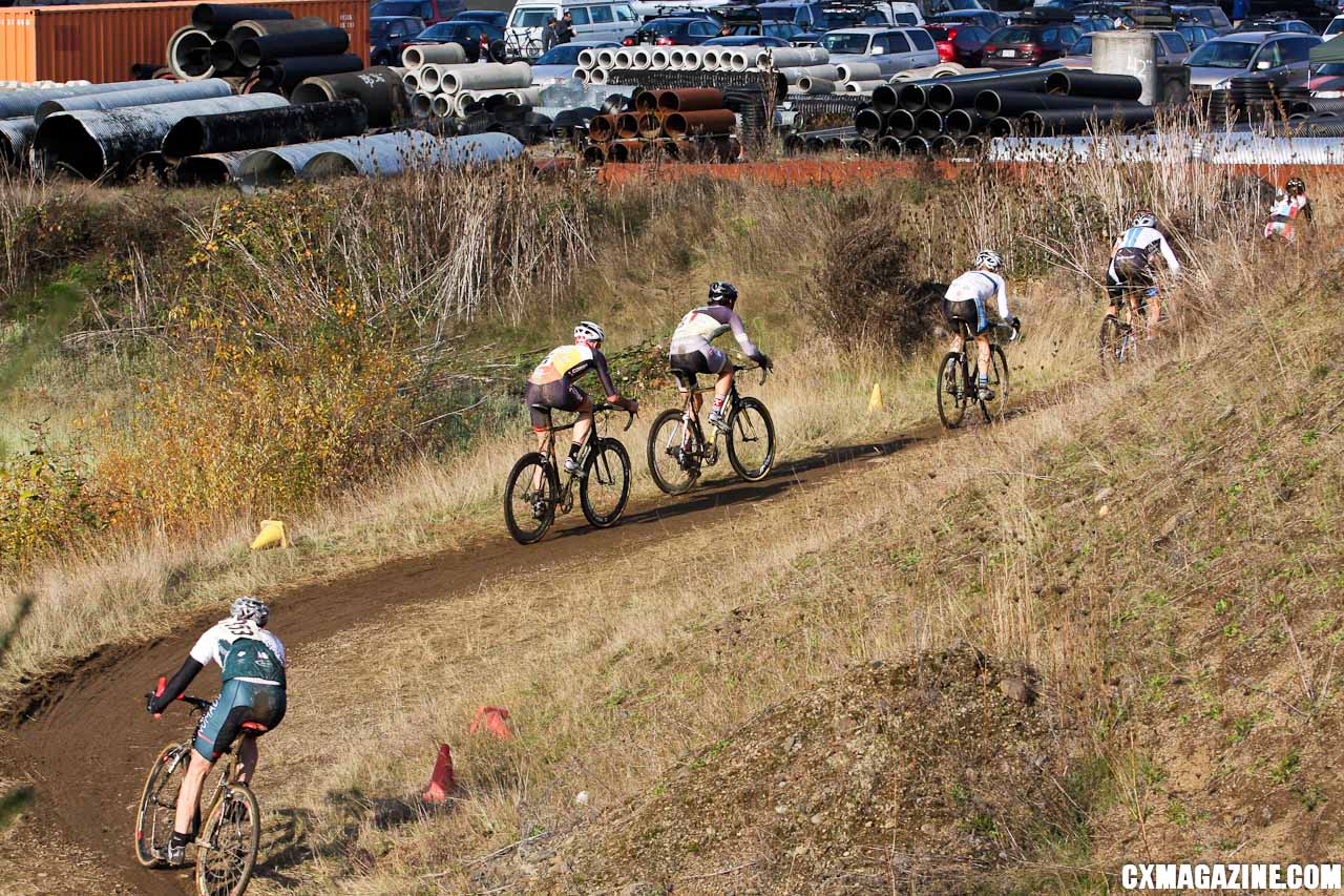 The men\'s lead group winds through the yard toward the finish. ©Pat Malach