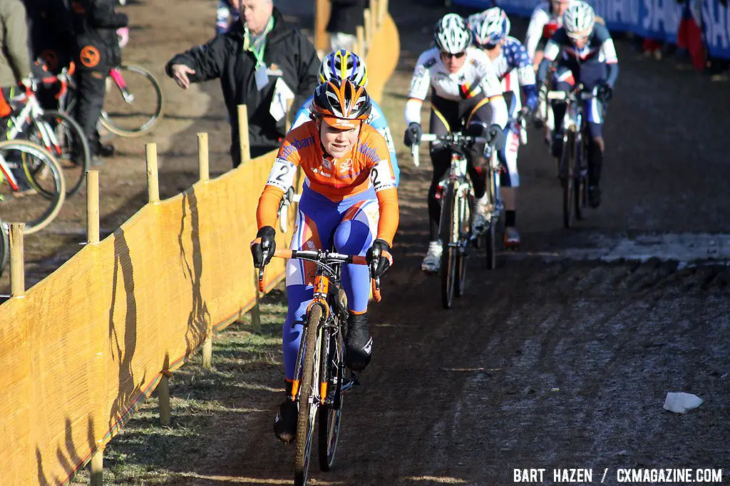 Sanne van Paassen leads the break in the early laps