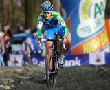 Monique van de Ree powers through the sand. © Bart Hazen