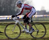 Tessa van Nieuwpoort riding through the field. © Bart Hazen