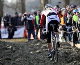 Tessa van Nieuwpoort seeks a way through the sand. © Bart Hazen