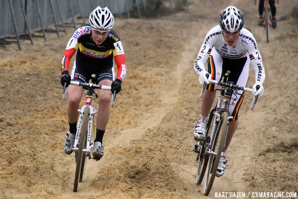 Hanka Kupfernagel and Sanne Cant leading the race in the penultimate lap.