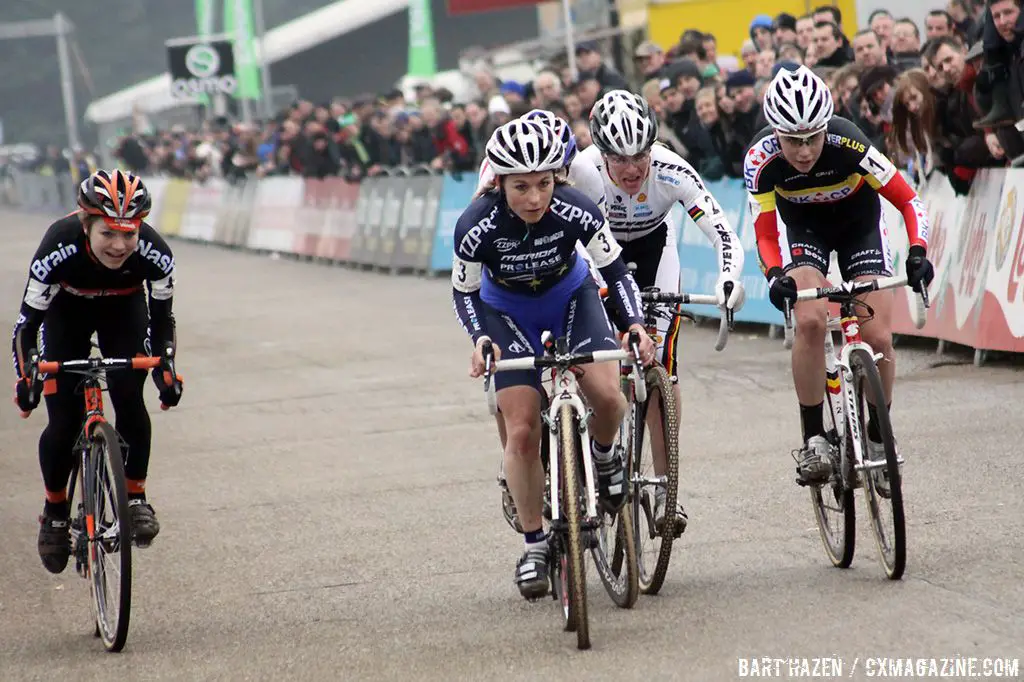 Daphny van den Brand leads the break with Sanne Cant, Sanne van Paassen, Helen Wyman and Hanka Kupfernagel turning into the final lap.