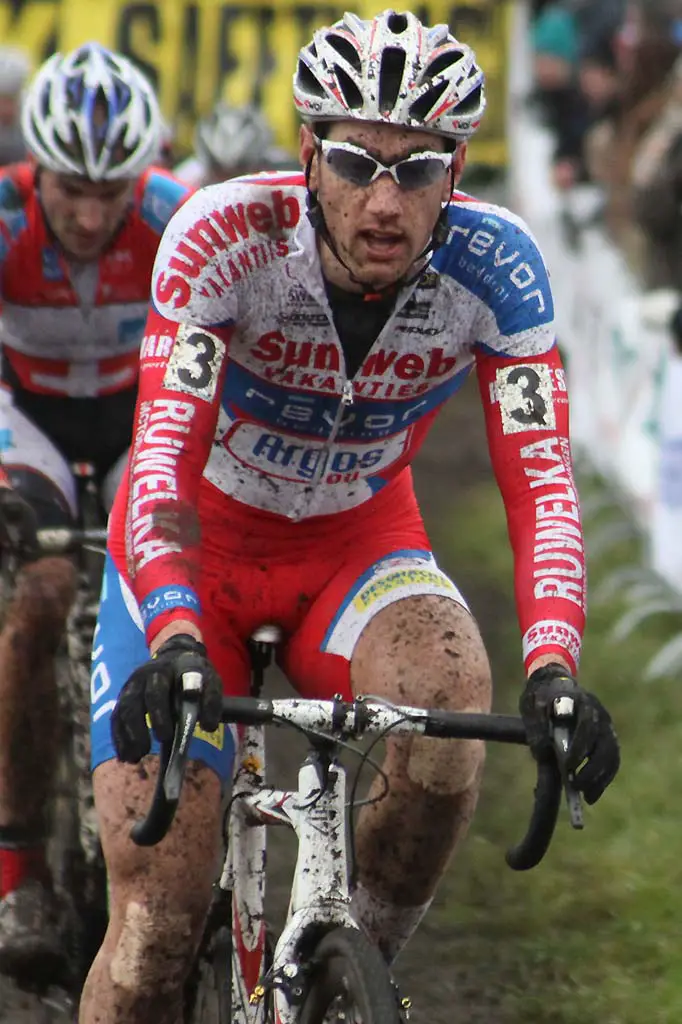 Martin Zlamalik getting a taste of the Hoogerheide soil. © Bart Hazen