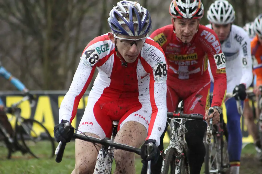 Marek Konwa leads a pack into a turn. © Bart Hazen