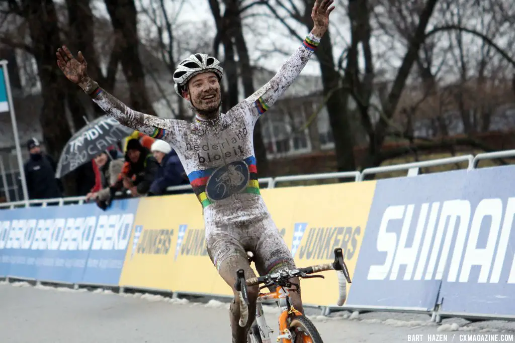 Marianne Vos wins © Bart Hazen