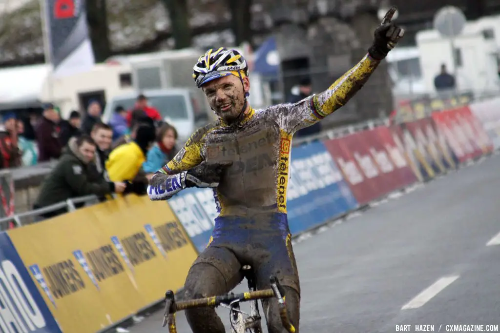 Arnaud Jouffroy takes the win in the U23 race in Namur © Bart Hazen