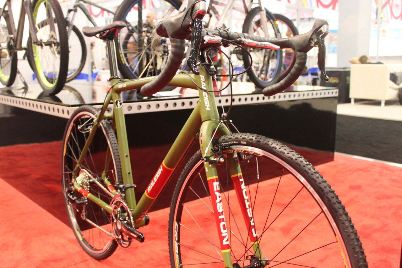 The paint scheme is retro, yet distinctive. © Cyclocross Magazine