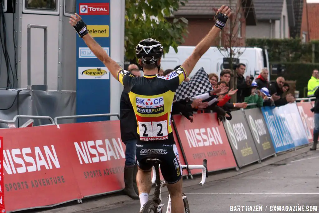 Niels Albert takes the win in Ruddervoorde. © Bart Hazen