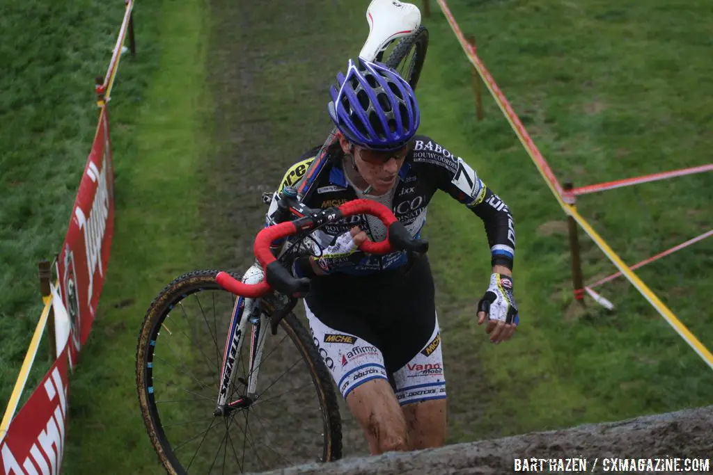 Christine Vardaros tackling the runup. © Bart Hazen