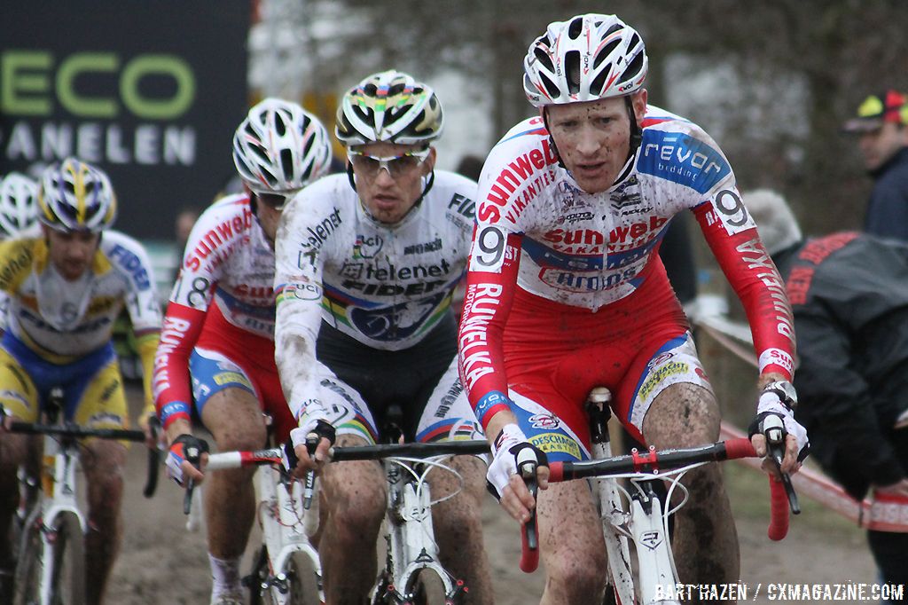 Klaas Vantornout leads a chasing group with Zdenek Stybar