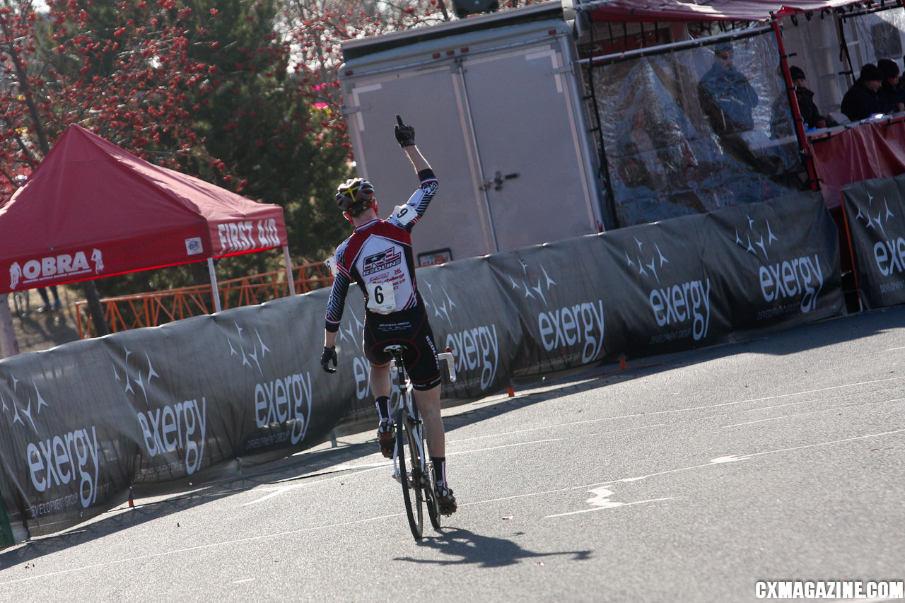 Washington\'s Logan Owen celebrates his win in the Junior 17-18 race. ©Pat Malach