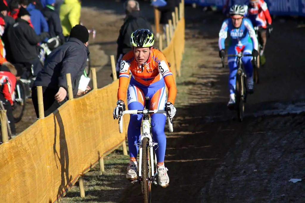 Sophie de Boer holds off a charging Italian rider © Bart Hazen