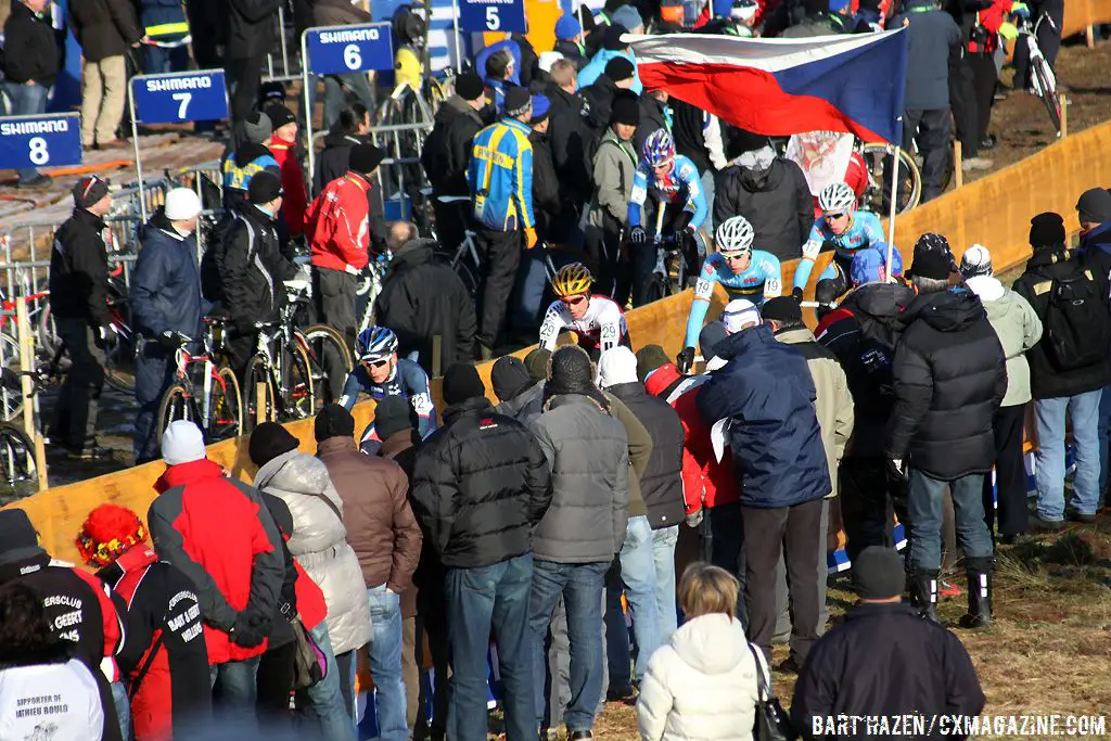 The crowds came out to watch the juniors battle ©Bart Hazen