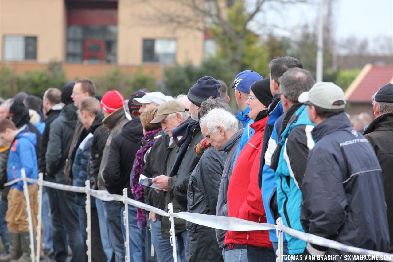 large crowds gather for the Men\'s race © Thomas van Bracht