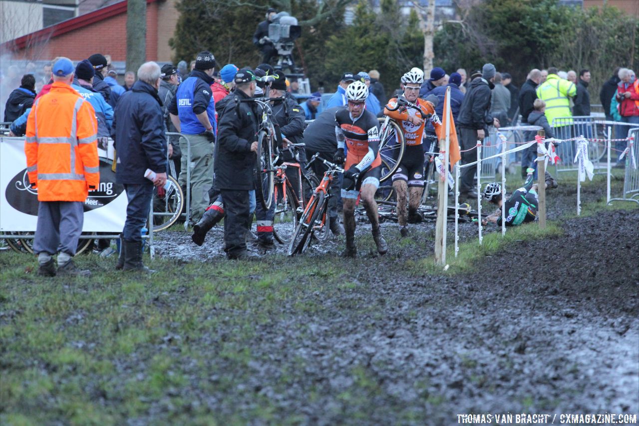 Jonathan page in the it with a small crash behind him © Thomas van Bracht