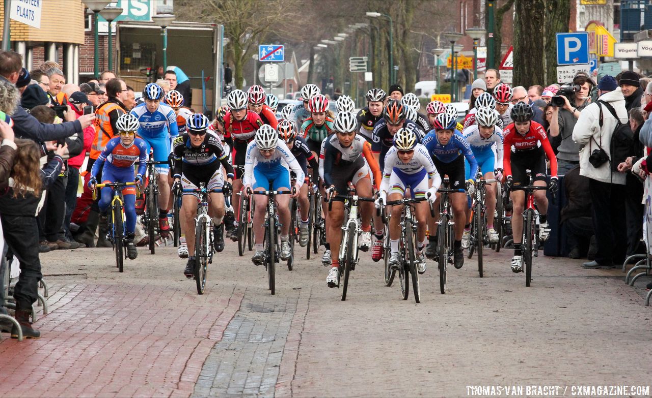 The Elite Women starting at Centrumcross © Thomas van Bracht