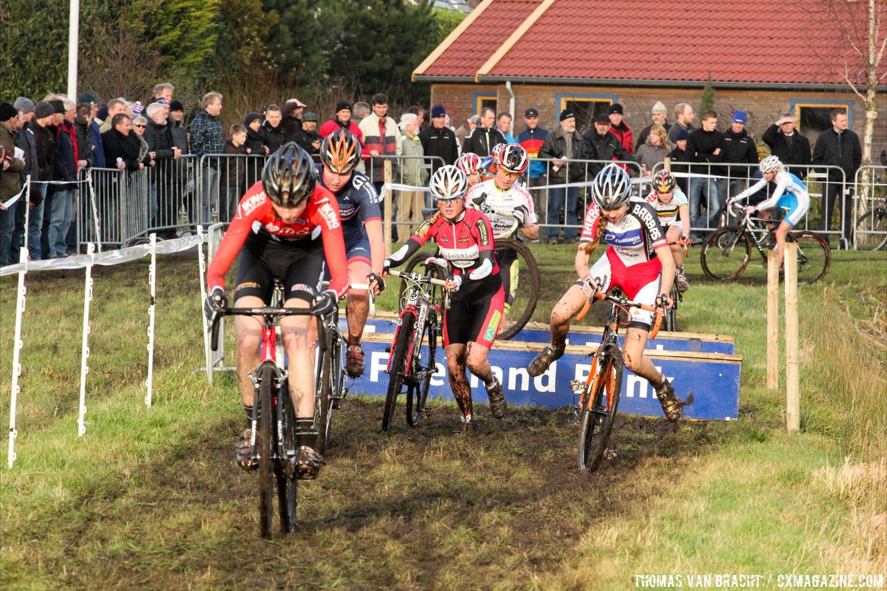 The Elite Women pass one of the few real obstacles of this rather dull course © Thomas van Bracht